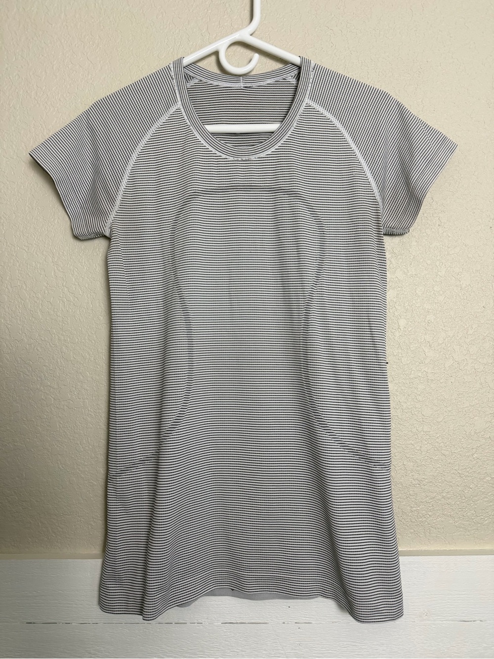 Lululemon Women’s Short Sleeve Striped Top Shirt Stretch Athletic Size 10